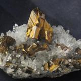 Chalcopyrite with Quartz. 7.1x4. x3.7 (Author: José Miguel)