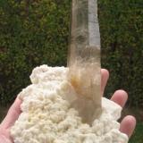 Cuarzo con Albita. 20,8x13x10,8 cm. El cristal de cuarzo mide 14,6 cm de alto. (Autor: Jmiguel)