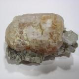 Fluorita y berilo, Nagar, Pakistán, 5x3,8x3 cm. (Autor: Edelmin)