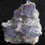Fluorita.  10,3 × 9,5 × 4,3 cm. El cristal más grande mide: 2,5 × 2,3 cm (Autor: Jmiguel)