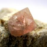 Fluorita rosa octaedrica. Beura. Verbania. Piamonte. Italia.
Tamaño del cristal 9 mm. (Autor: Jose Luis Otero)