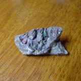 ankerita de las minas de hierro de Monterrey, Mexico. se puede apreciar unos cristales verdes presuntamente de siderita aunque no estoy seguro de que sea este mineral en realidad (Autor: manuel rodriguez garcia)