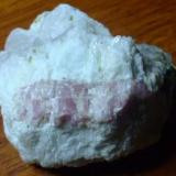 rubelita rosada con acroita alrededor (poco visible) pequeños cristales de verdelita alrededor del mineral. matriz de calcita. Brasil como posible origen (Autor: manuel rodriguez garcia)