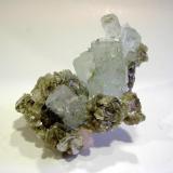 Aguamarina con moscovita y fluorita, Chumar Bakhoor, Hunza Valley, Gilgit District, Pakistán, 10,8x6,7x6,4 cm. (Autor: Edelmin)