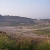 Uno de los frente de la cantera de Cuchia,donde se aprecia el aptiense y sobre este el albiense.
Tambien se puede ver la restauracion que estan haciendo aportando tierra en los frentes y dejando pequeños estanques en el centro.Esta foto es del 2003,actualmente esta casi completada la restauracion. (Autor: PabloR)