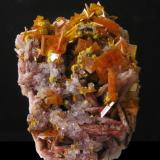 Wulfenita c/Baritina.
Mina Rowley, Theba, D. Painted Rock, Maricopa Co., Arizona, EE.UU.
Tamaño de la pieza: 6x4x2,5 cm, cristales hasta 1 cm, con Mimetita. Col. y foto Nacho Gaspar. (Autor: Nacho)