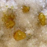 Detalle de los cristales de azufre en superficie.
Tamaño 10 mm. (Autor: Jose Luis Otero)