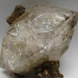 Cuarzo (variedad herkimer)
 S. T. Jonhnsville. New York. U.S.A.
Tamaño cristal 8.5x5 cm. (Autor: Jose Luis Otero)