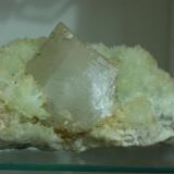 Cristal de calcita sobre prehnita (5 x 2 x4 cm). Cantera "Minera I", R.S.A. nº 382, Paraje "Cerro del Serrano", Lebrija, Sevilla, Andalucía, España (Autor: Inma)