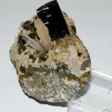 WOLFRAMITA, CUARZO, CALCOPIRITA Y CALCITA-DOLOMITA (Mina Herja, Maramures, Rumanía)

Tamaño: 8 x 5 cm (cristal de Wolframita: 3 cm) (Autor: Marc C)