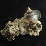 Fluorita sobre calcita y pirita, nivel 530, mina Gibraltar, Naica, Chihuahua, México. Tamaño de la pieza 8 cm. (Autor: javmex2)