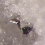 Pirostibnita o xantoconita. Cristal de 1 mm. Mina Santa Teresa, Hiendelaencina, Guadalajara (Autor: Adrian Pesudo)