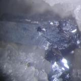Excepcional pirargirita de 1 cm con microcristales acicular de acantita?. Mina La Fuerza, Hiendelaencina, Guadalajara (Autor: Adrian Pesudo)