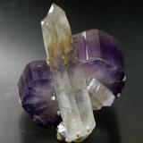 Ahora una foto de un ejemplar de apatito de las minas de "Panasqueira", de  hermoso color violeta y asociado a un cristal de cuarzo. Dimensiones de la pieza 6 x 5 cm.
Foto: J. R. García (Autor: JRG)