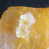 Detalle de cristalitos de cuarzo sobre el cristal de barita. (Autor: usoz)