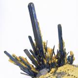 Estibina, barita, calcita
Mina Dahegou, Lushi, Sanmenxia, Henan, China
Cristal principal de estibina: 90 mm x 10 mm

Detalle (Autor: Carles Millan)