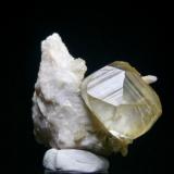 Calcita - Minas de la Florida - Valdáliga - Cantabria
Pieza de 8 x 6 cm. - Cristal de 3,5 cm. (Autor: El Coleccionista)