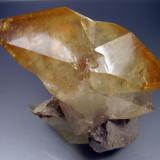 Calcita. Elmwood Mine, Usa. 11x7 cm. Cristal de 10´5 cm (Autor: geoalfon)