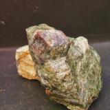 Almandino
Lubrín, Almeria, Andalucía, España.
pieza 6 x 4 cm
cristal 2´7 cm (Autor: Nieves)