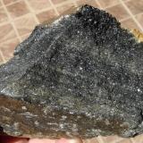 Ultrabasito (Roca con clorita, olivino). Muestra de 15 x 12 x 9 cm. Serrinha, Formiga, MG- Brasil. (Autor: Anisio Claudio)