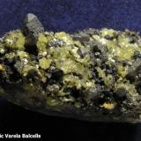 Piromorfita y Cuarzo, recubierto de óxidos de manganeso.
Veta Gobernadora, Zaruma-Portovelo, Ecuador.
 4,5 x 3 x 2 cm. (Autor: Frederic Varela)
