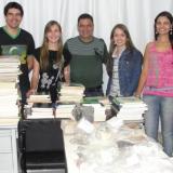 Dr. Leyser, Larissa, yo, Aline y Jordana con los libros en el museo de mineralogía. (Autor: Anisio Claudio)
