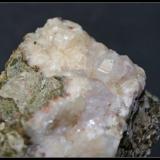 Detalle del cristal de Analcima sobre Calcita (Autor: Mijeño)