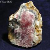 Calcita cobaltífera.
Mina Solita, Peramea, Baix Pallars, Pallars Sobirà, Lleida, Catalunya, España.
7,5 x 5,5 x 3,5 cm. (Autor: Frederic Varela)