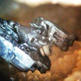 Pirargirita y plata nativa en la base de dicho cristal
Mina La Suerte Hiendelaencina Guadalajara, Castilla-La Mancha.
cristal pirargirita 8 mm
plata 3 mm (Autor: Nieves)