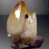 Calcita en Fluorita Etched. 11´5x10´5 cm. Cristal de 10 cm. Stonewall Ore Body, Elmwood Mine, Usa. Una de las más raras e inusuales combinaciones (Autor: geoalfon)