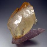 Calcita en Fluorita "Etched". 7x6 cm. Cristal de 6´5 cm. Stonewall Ore Body, Elmwood Mine, Usa. Bastante rara combinación. (Autor: geoalfon)