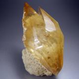 Calcita en Barita. Elmwood Mine, Usa. 8´5x5´5 cm. Cristal de 8 cm (Autor: geoalfon)