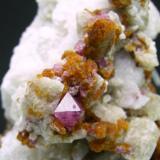 Espinela Rosa + Forsterita + Clinohumita
El Juanar - Ojen - Málaga - Andalucía - España
Detalle - Cristal de espinela de 0.6 cm (Autor: Diego Navarro)