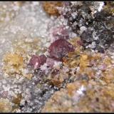 Detalle de cristal de Espinela rosa de la misma pieza (Autor: Mijeño)
