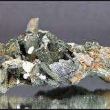 URALITA-MAGNETITA - Mina Milucha - (Finca el Polumbato) - Burguillos del Cerro - Badajoz - 8cm x 4 - cristales de 3cm de Uralita (Autor: Mijeño)
