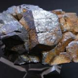 Magnetita. Burguillos del Cerro. Pieza de 8 x 6 cm. Cristal mayor: 3.5 cm. (Autor: Juan Cabezas)