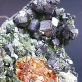 Magnetitas con actinolita. Mina La Herrería. Burguillos del Cerro. Pieza 8 x 8 cm. Cistal mayor 1 cm. (Autor: Juan Cabezas)