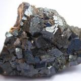 Granate. Mina La Judía. Burguillos del Cerro. Pieza: 8 x 6 cm. Cristal mayor: 2 cm. (Autor: Juan Cabezas)