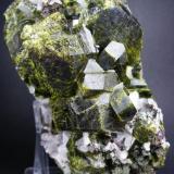 Epídota. Mina Aguablanca. Monesterio. Pieza: 10 x 10 cm. Cristal mayor: 4 cm. (Autor: Juan Cabezas)