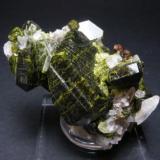 Epídota. Mina de Aguablanca. Monesterio. Pieza: 4 x 3 cm. Cristal mayor: 2.5 cm. (Autor: Juan Cabezas)