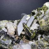 Epídota con cuarzo. Valuengo. Pieza: 8 x 7 cm. Cristal mayor: 3 cm. (Autor: Juan Cabezas)