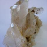 Cuarzo. Embalse de Orellana. Badajoz. Pieza: 7 x 6 cm. Cristal mayor: 5 cm. (Autor: Juan Cabezas)