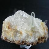 Aguamarina. Valle de la Serena. Badajoz. Pieza: 4 x 4 cm. Cirstal: 16 x 3 mm. (acabado en su extremo) (Autor: Juan Cabezas)
