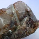 Aguamarina. Valle de la Serena. Badajoz. Pieza: 9 x 7 cm. Cristal mayor: 4 cm. (Autor: Juan Cabezas)