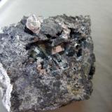 Lollingita<br />Mina Monchi, Sierra del Cordel, Burguillos del Cerro, Comarca Zafra-Río Bodión, Badajoz, Extremadura, España<br />4 x 4 cm. Cristal mayor: 4 mm.<br /> (Autor: Juan Cabezas)