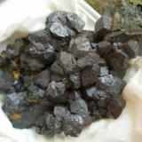 Magnetita. Burguillos del Cerro. Pieza: 7 x 5 cm. Cristal mayor: 1 cm. (Autor: Juan Cabezas)