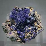 Azurita
Cantera San Valentín, La Unión, Murcia, España
Encontrada entre 1982 y 1984
Tamaño de la pieza: 3.7 × 3.7 × 3 cm.
El cristal más grande mide: 0.3 × 0.3 cm.
Foto de: "Minerales de Referencia" (Autor: Jordi Fabre)
