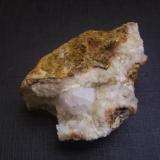 Analcima<br />Rambla de Los Lobos, Alamedilla, Comarca Los Montes, Granada, Andalucía, España<br />Pieza: 4 x 3 cm.; cristal: 1 cm.<br /> (Autor: Antonio Alcaide)