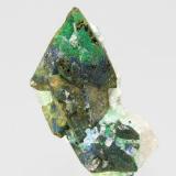 Tetraedrita con Malaquita-Azurita y en CuarzoMina El Coriellu, El Coriellu, San Cosme de Llerandi, Parres, Comarca del Sueve, Principado de Asturias (Asturias), España3.2 x 2.2 x 2.1 cm / El cristal más grande mide: 1.2 x 1.1 cm (Autor: Jordi Fabre)