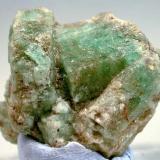 Berilo (variedad esmeralda) con Moscovita<br />Yacimiento de Esmeraldas, A Franqueira, A Cañiza, Comarca Paradanta, Pontevedra, Galicia / Galiza, España<br />Tamaño de la pieza: 2.9 × 2.5 cm. El cristal más grande mide: 2.4 x 2 cm.<br /> (Autor: Jordi Fabre)